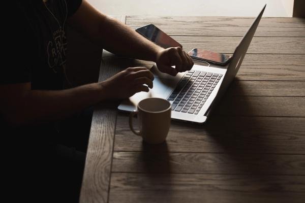 Man writing an essay with Conch AI's - Better than Scribbr