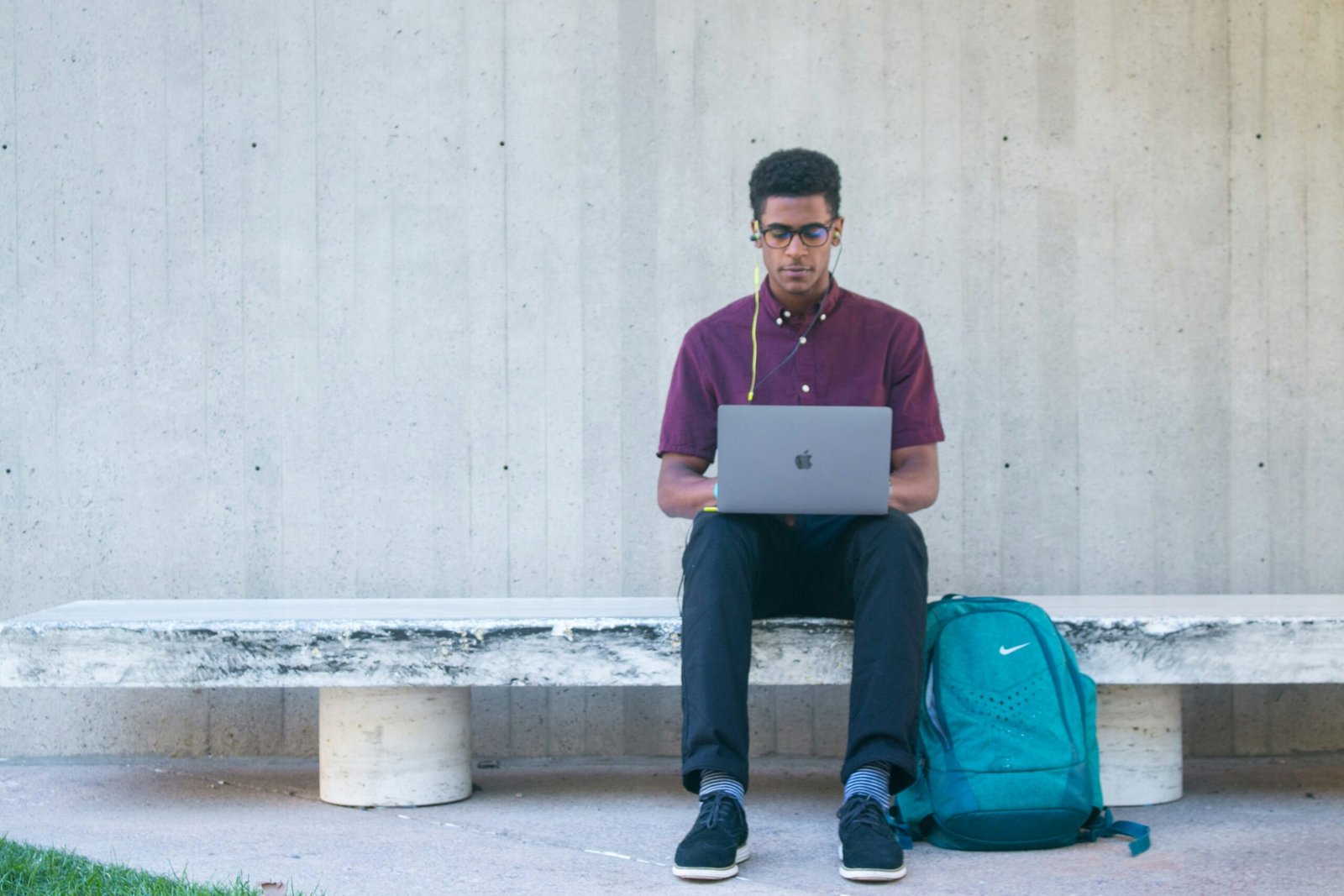 student on laptop about the best college essay format