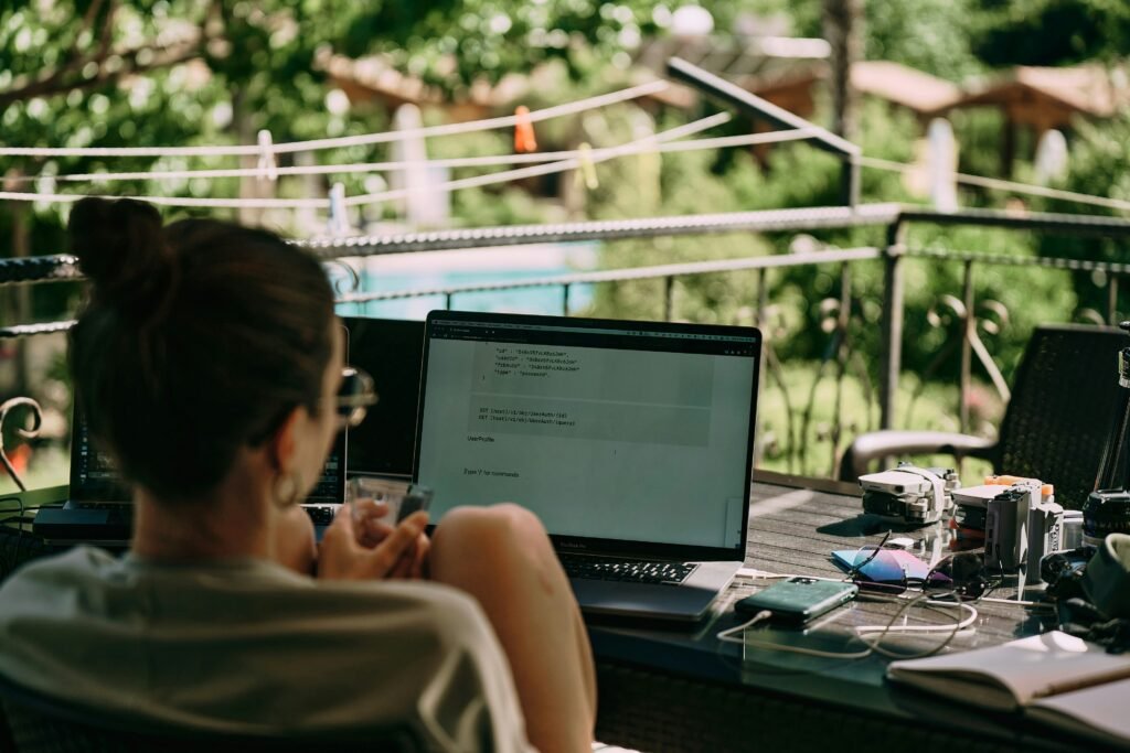 mujer sentada al aire libre y usando IA para la preparación de exámenes