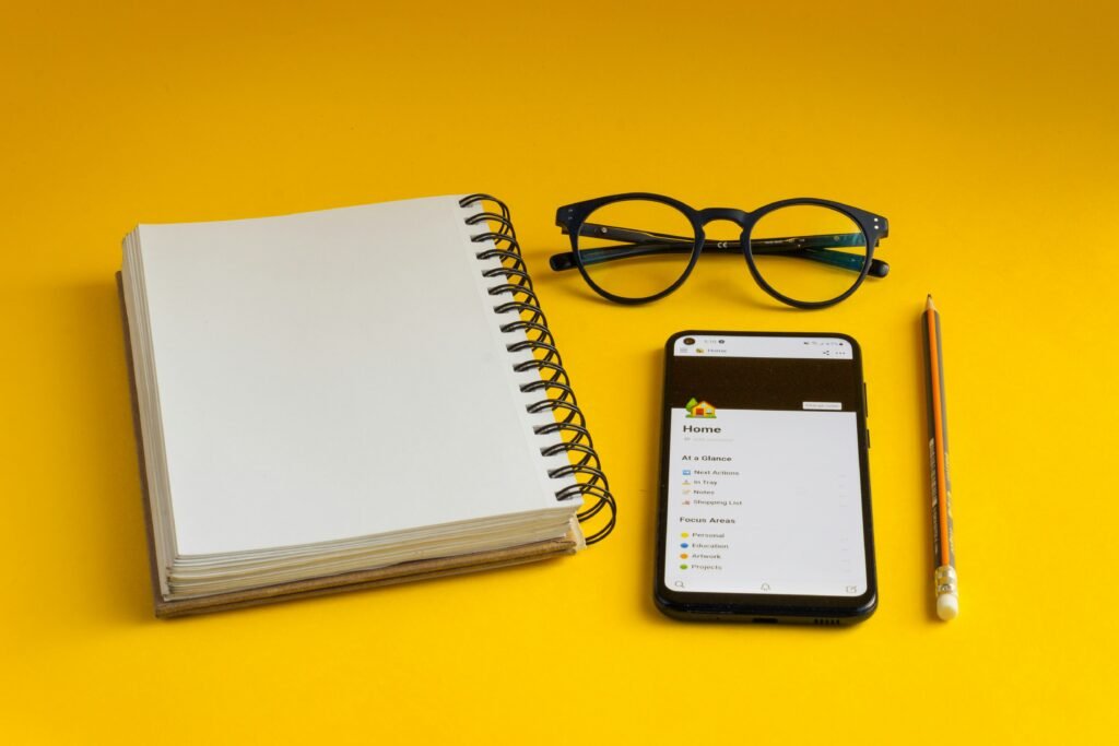 teléfono con gafas y libreta - Aplicación AI Learning