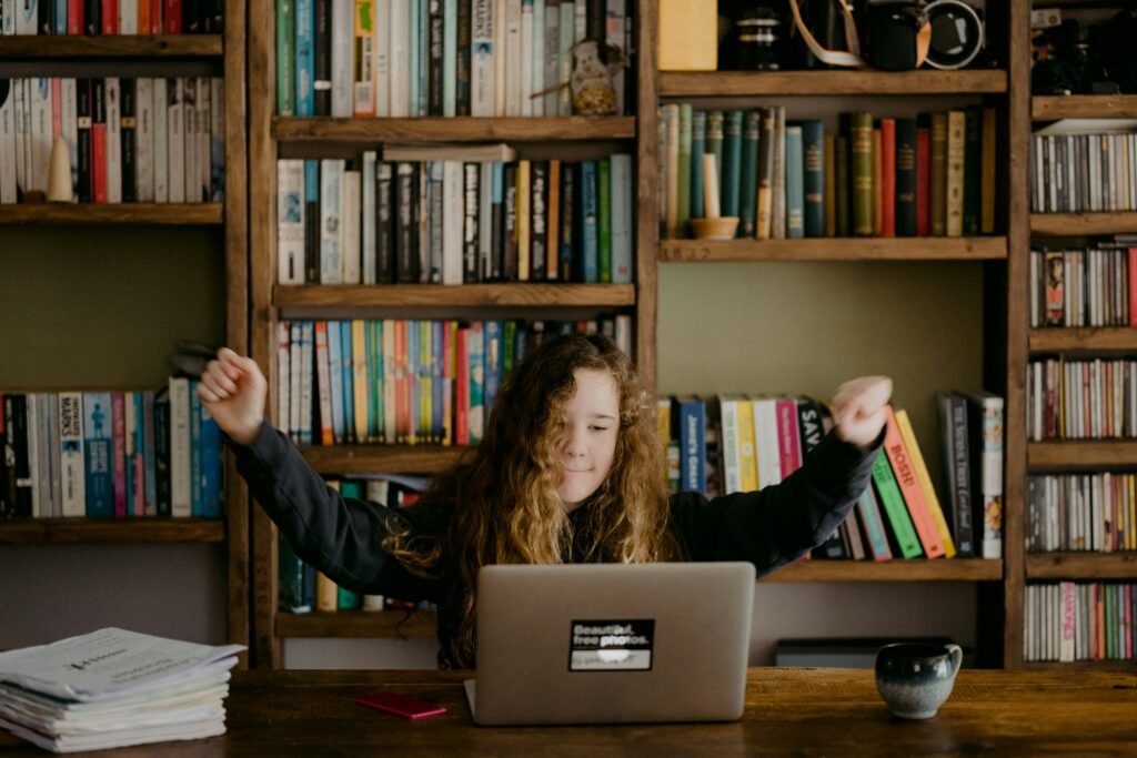 un niño completando su guía de aprendizaje visual - Estrategias de estudio