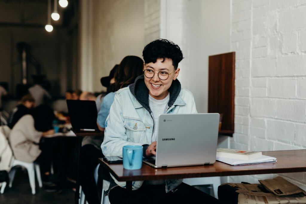 mujer feliz con su trabajo - consejos de estudio para la escuela secundaria