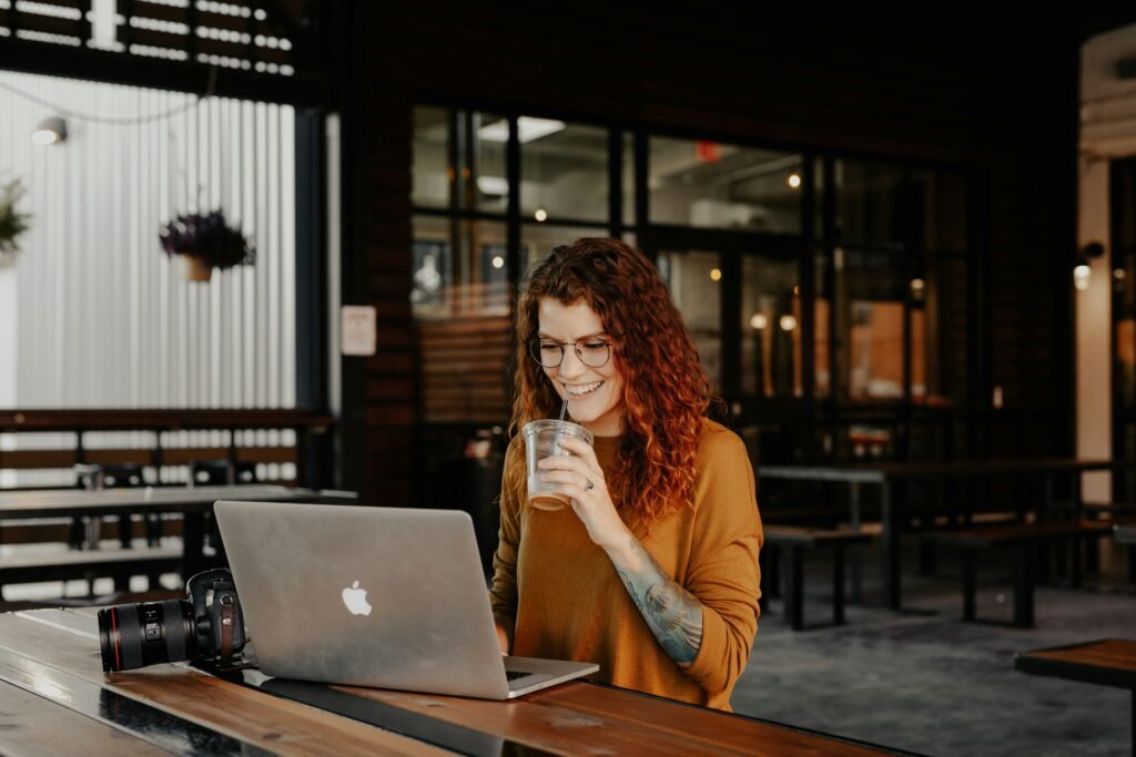 mujer tomando café y usando IA para la preparación de exámenes