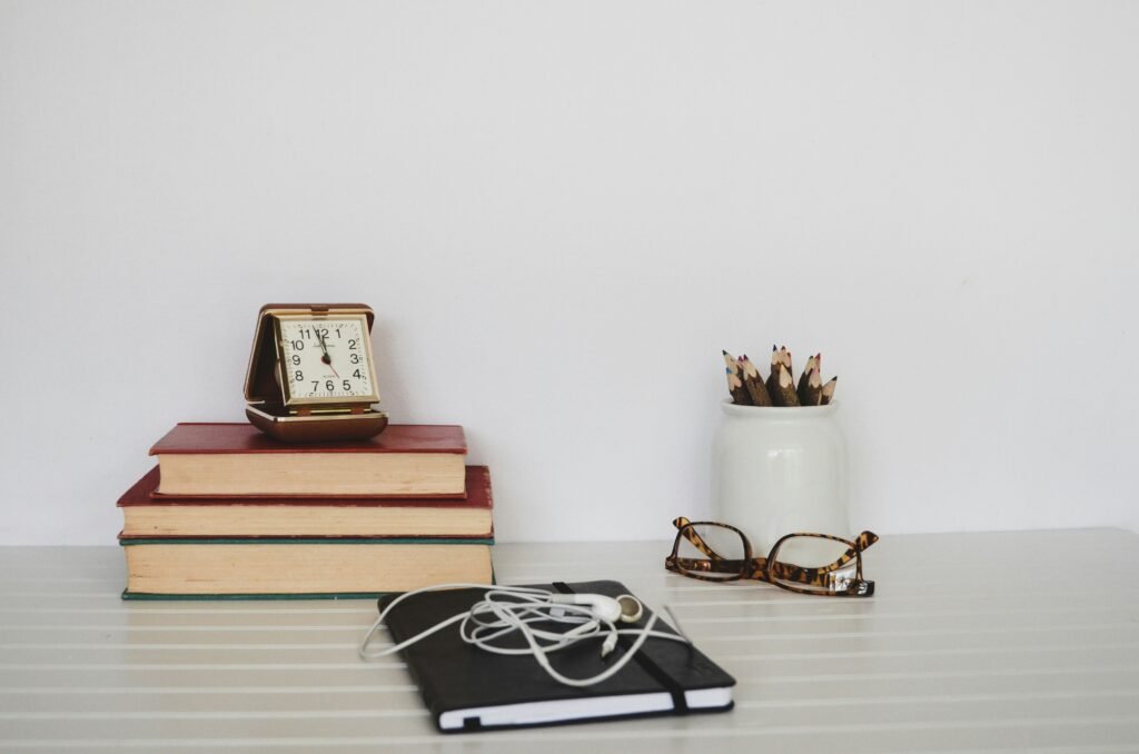 mesa de estudio con libros - Horario de repetición espaciada