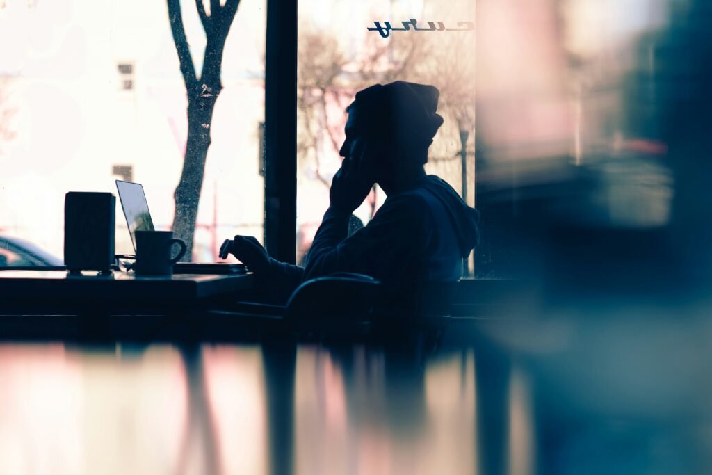 estudiante solo en un café - Método de aprendizaje repetitivo