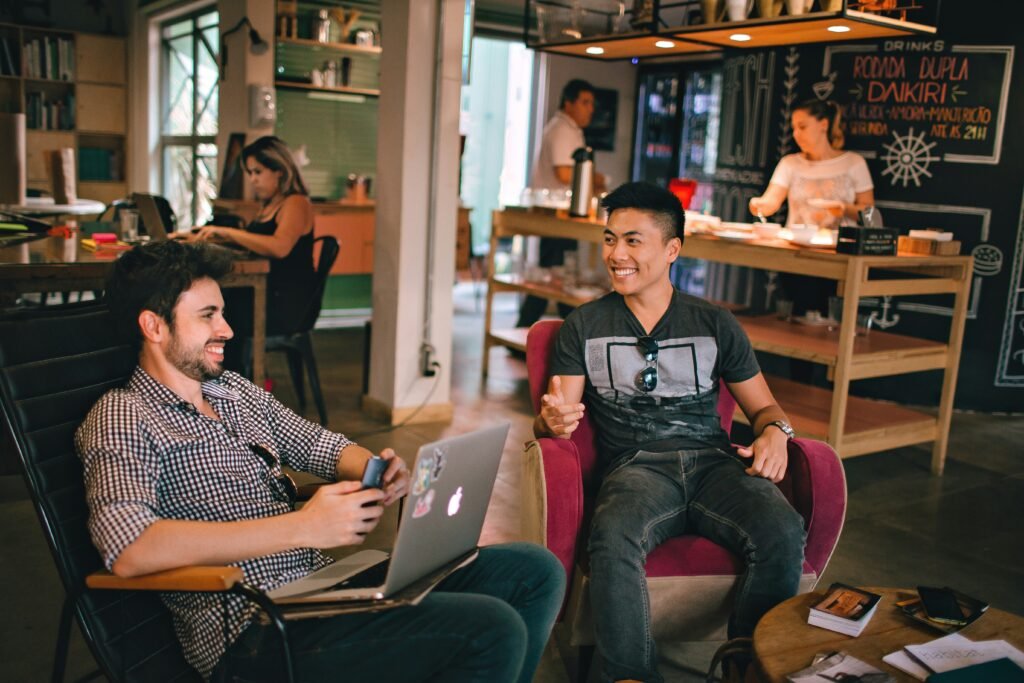 estudiante con amigos en un café - Método de aprendizaje repetitivo