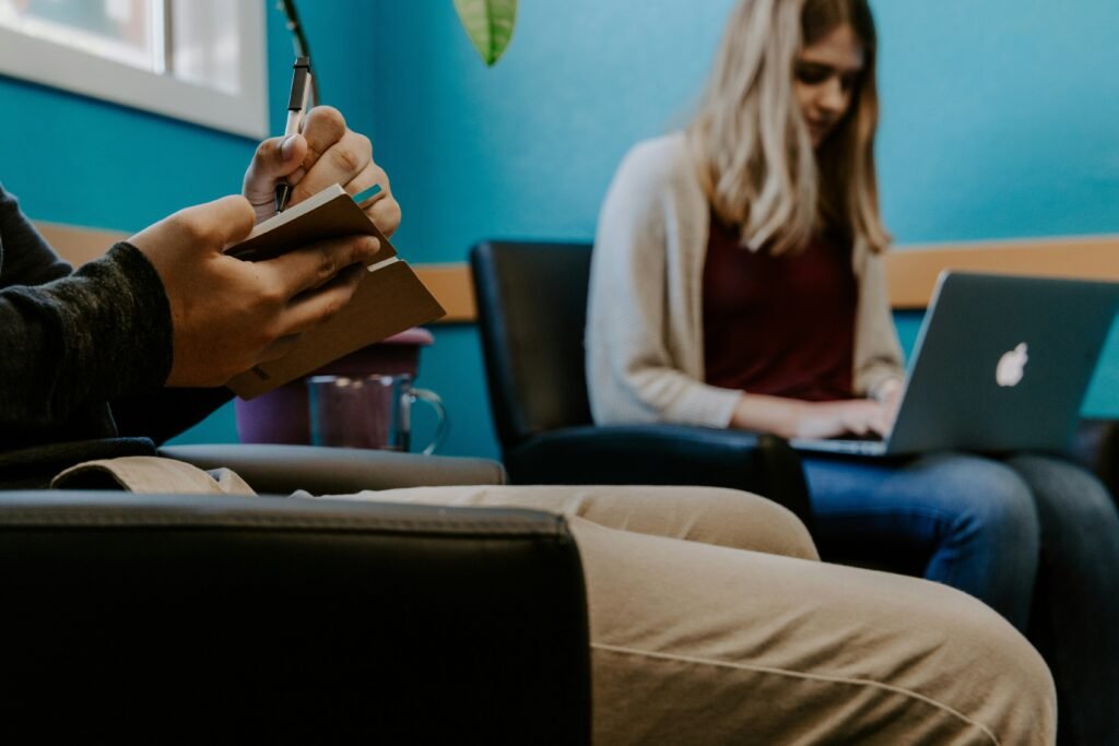 hombre tomando notas desde la aplicación AI Learning