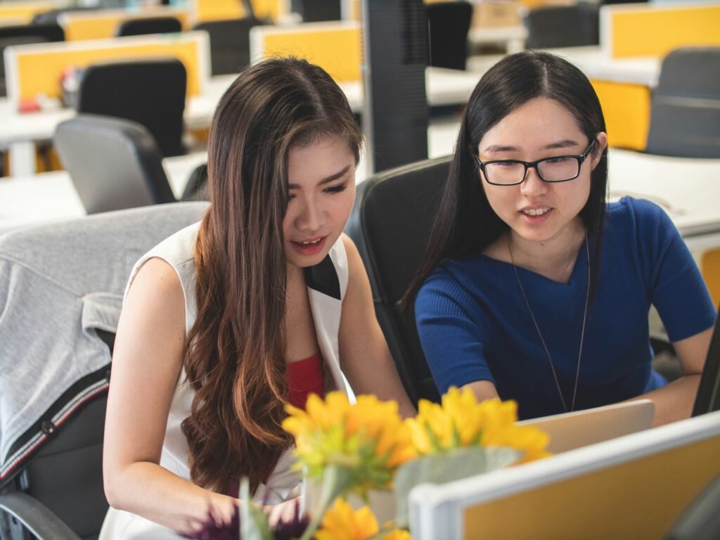 Mujer ayudando a una amiga - ¿Son efectivas las tarjetas didácticas?