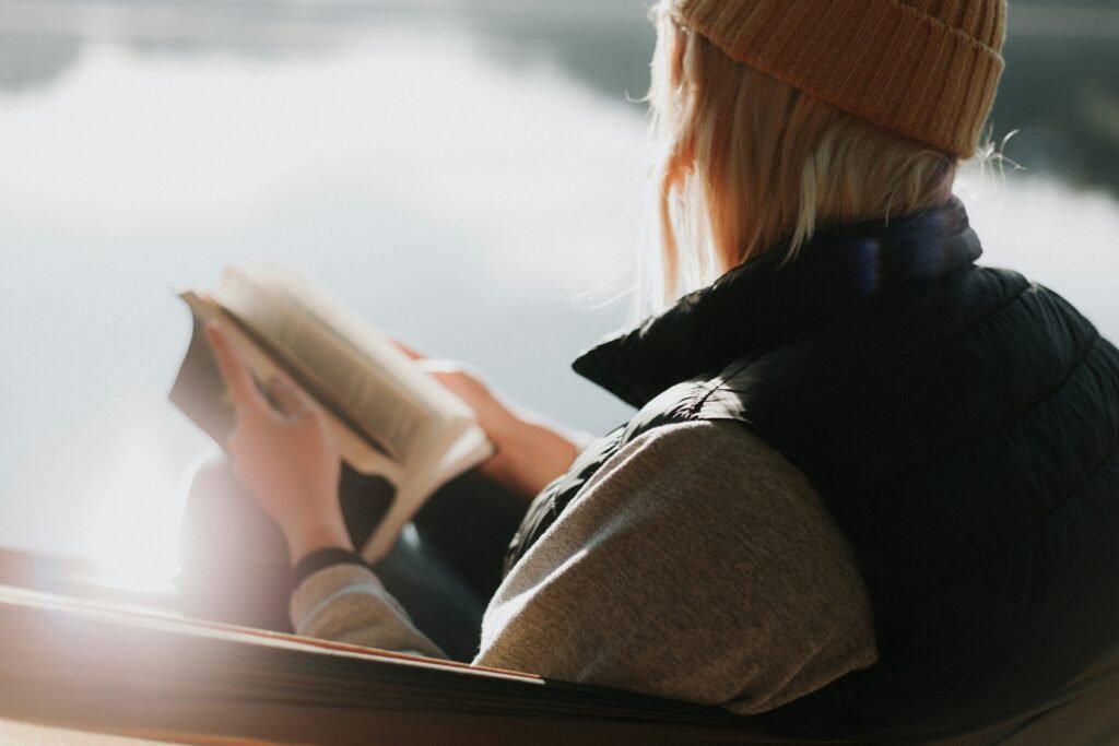 mujer leyendo un libro junto al mar - Métodos de estudio científicamente probados