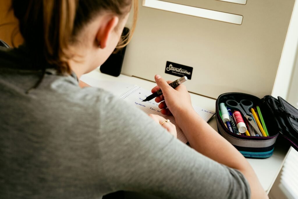 estudiante terminando su trabajo - consejos de estudio para la escuela secundaria