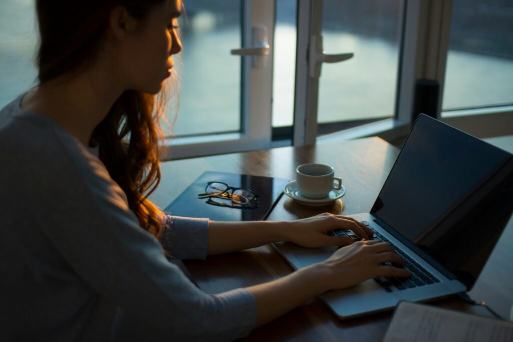 mujer investigando en una computadora portátil Cómo estudiar para los exámenes