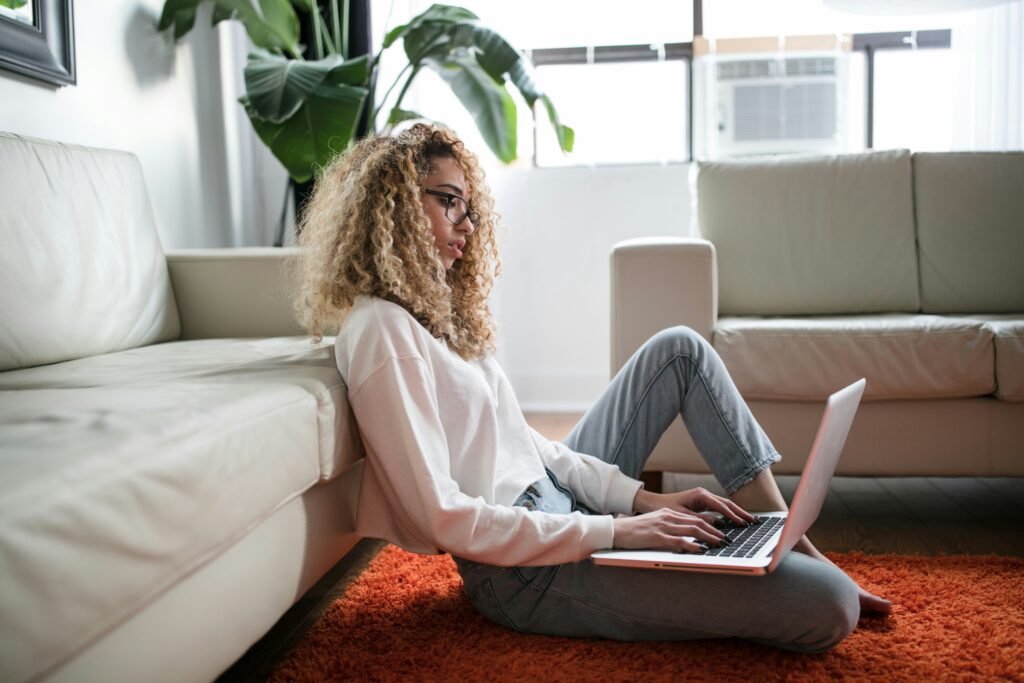 mujer usando una computadora portátil - Ai Tools For Students