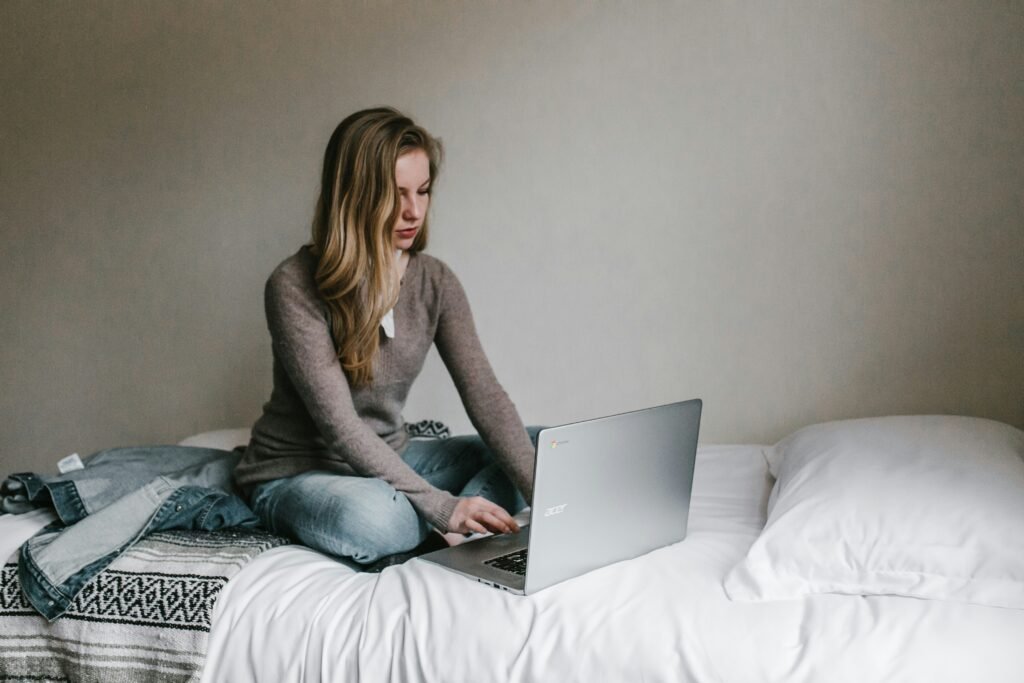 Mujer en la cama usando herramientas Ai para estudiantes