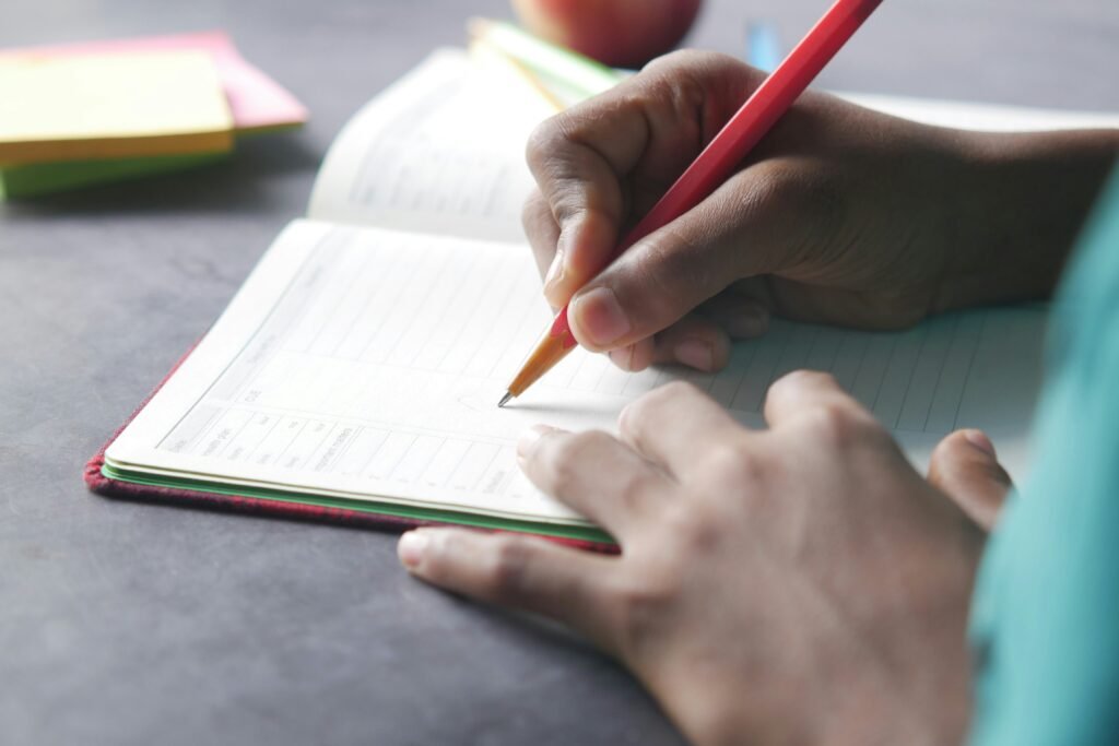 estudiante tomando notas - Métodos de estudio activo