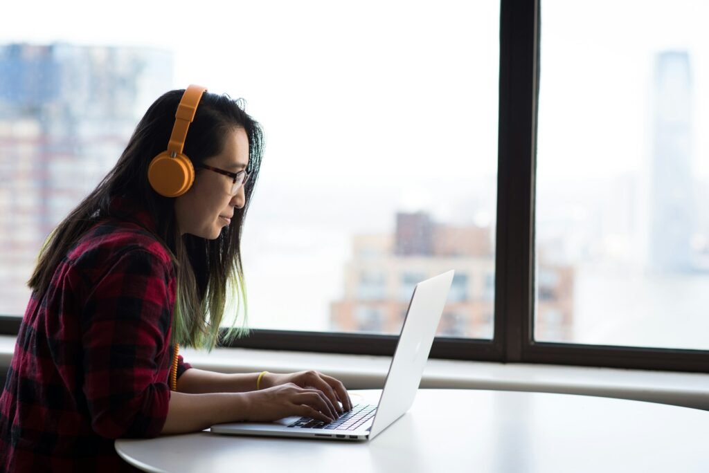 woman working - Sudowrite Alternatives
