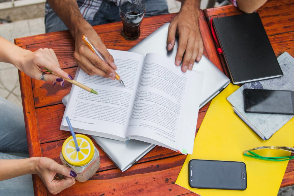students studying - Topic Sentence vs Thesis Statement