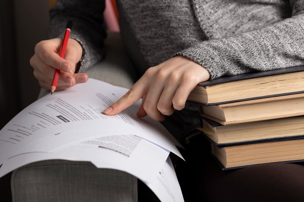 woman studying - Topic Sentence vs Thesis Statement