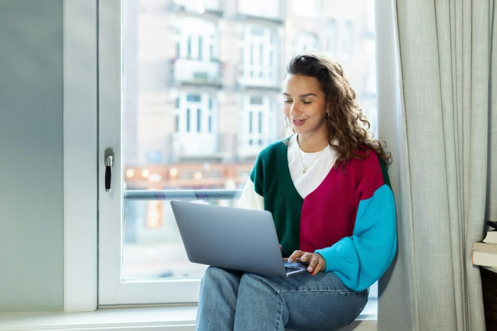 Lady Working on laptop - How to Write a 4-Paragraph Essay